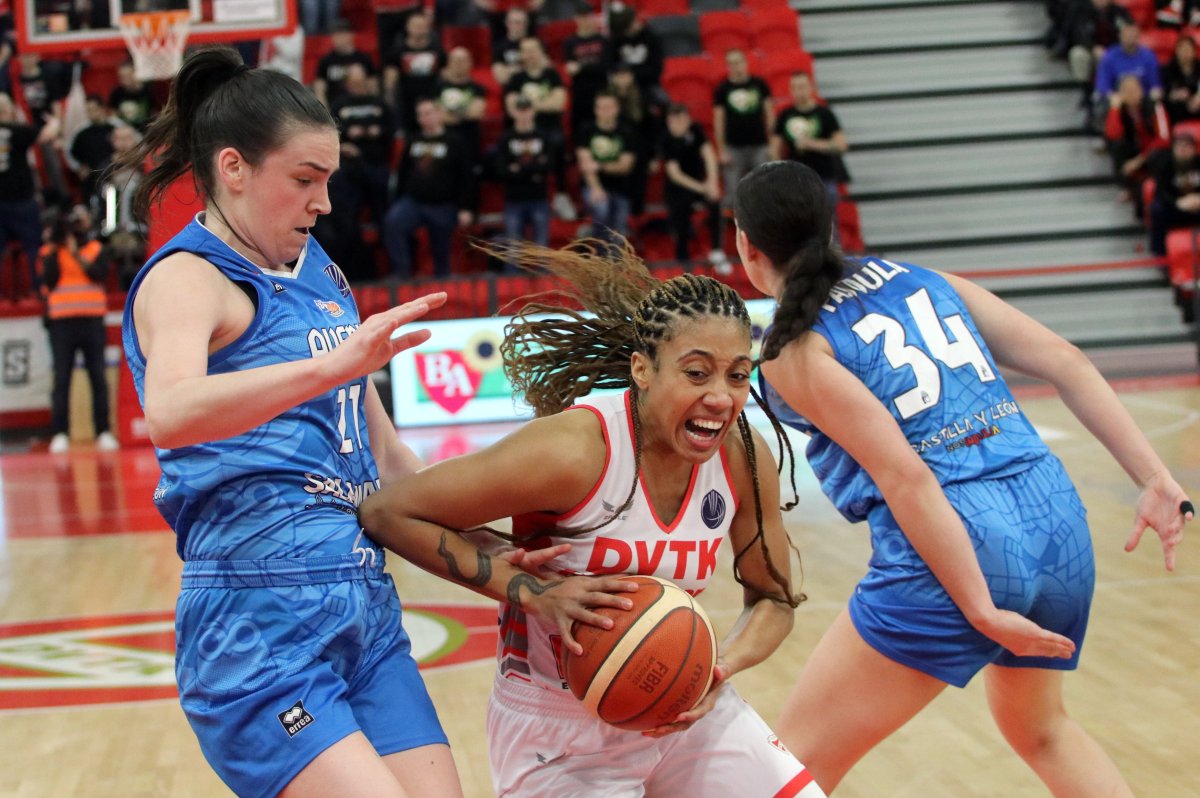 Meciul din grupele Euroligii de baschet feminin - DVTK HUN-Therm-Salamanca 004 Arella Guirantes de la Diósgyőr și Bridget Carleton din Spania, în Grupa B a Euroligii feminine de baschet. Foto: MTI/Vajda János