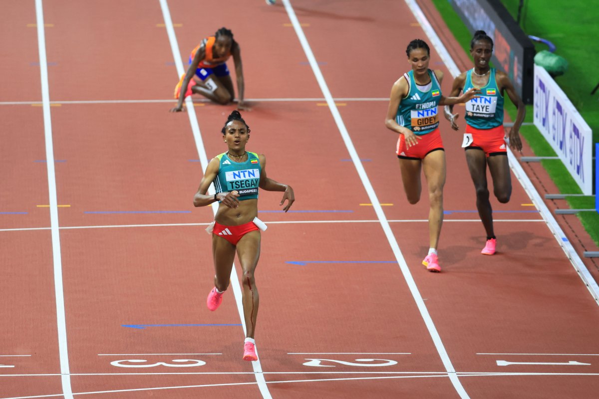 Campionatele Mondiale de Atletism - 10.000m plat feminin 001 Gudaf Tsegay din Etiopia și compatrioatele Letesenbet Gidey, a doua, și Ejgayehu Taye, a treia, în timpul finalei feminine de 10.000 m plat, la 19 august 2023. Fotografie din: MTI/Derencsényi István