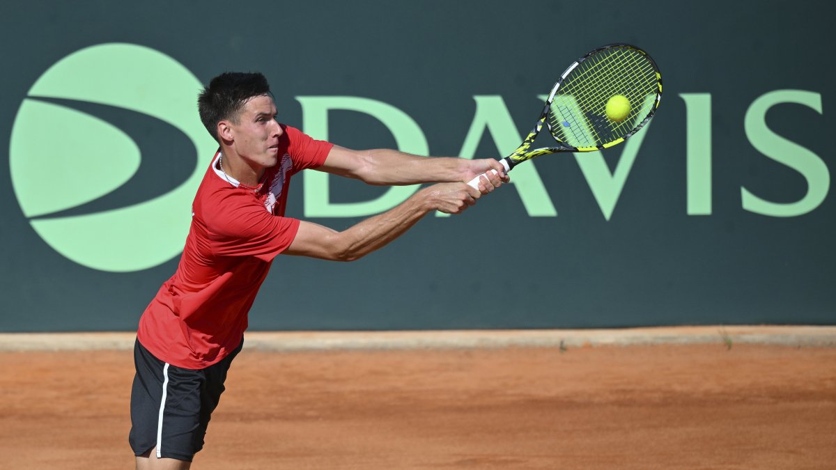 Tenisz Cupa Davis 007 Fábián Marozsán joacă împotriva lui Altug Celikbilek din Turcia în meciul de simplu din calificările pentru Cupa Davis Ungaria - Turcia, la Centrul de tenis Helikon din Keszthely, Ungaria, 15 septembrie 2023. Fotografie din: MTI/Czeglédi Zsolt