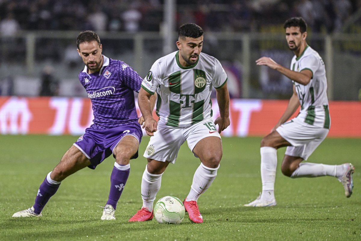 Liga Conferinței de fotbal - Fiorentina-Ferencváros TC 013 Mohammed Abu Fani (k) de la Ferencváros și Giacomo Bonaventura (b) din Italia în timpul etapei a doua din faza grupelor Ligii Conferințelor, 5 octombrie 2023. Fotografie din: MTI/Koszticsák Szilárd