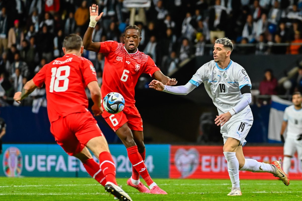 Preliminarii Campionatul European de Fotbal - Israel-Elveția 001 Israelianul Dor Turgeman și elvețienii Cédric Zesiger și Denis Zakaria, în meciul dintre Israel și Elveția din Grupa I, amânat din etapa a șaptea a preliminariilor Campionatului European de fotbal. Fotografie din: MTI/Vasvári Tamás