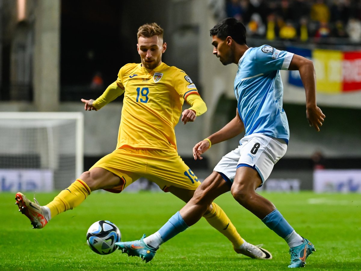 Campionatul European de Fotbal - Israel-România 005 Israelianul Dor Peretz și românul Denis Drăguș în timpul etapei a 9-a a preliminariilor Campionatului European de fotbal din 18 noiembrie 2023. Fotografie din: MTI/Vasvári Tamás