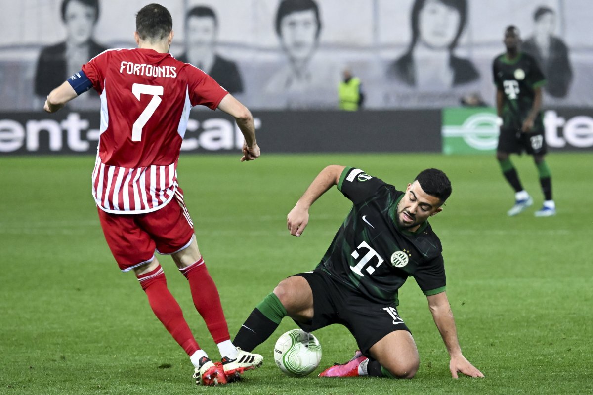 Liga Conferinței de fotbal - Olimpiakos-Ferencváros TC 002 Mohammad Abu Fani, de la Ferencváros, și Kostas Fortunis, de la Olympiakos, joacă în timpul meciului pentru optimi de finală din cadrul turneului de fotbal Conference League, la 15 februarie 2024. Fotografie din: MTI/Illyés Tibor